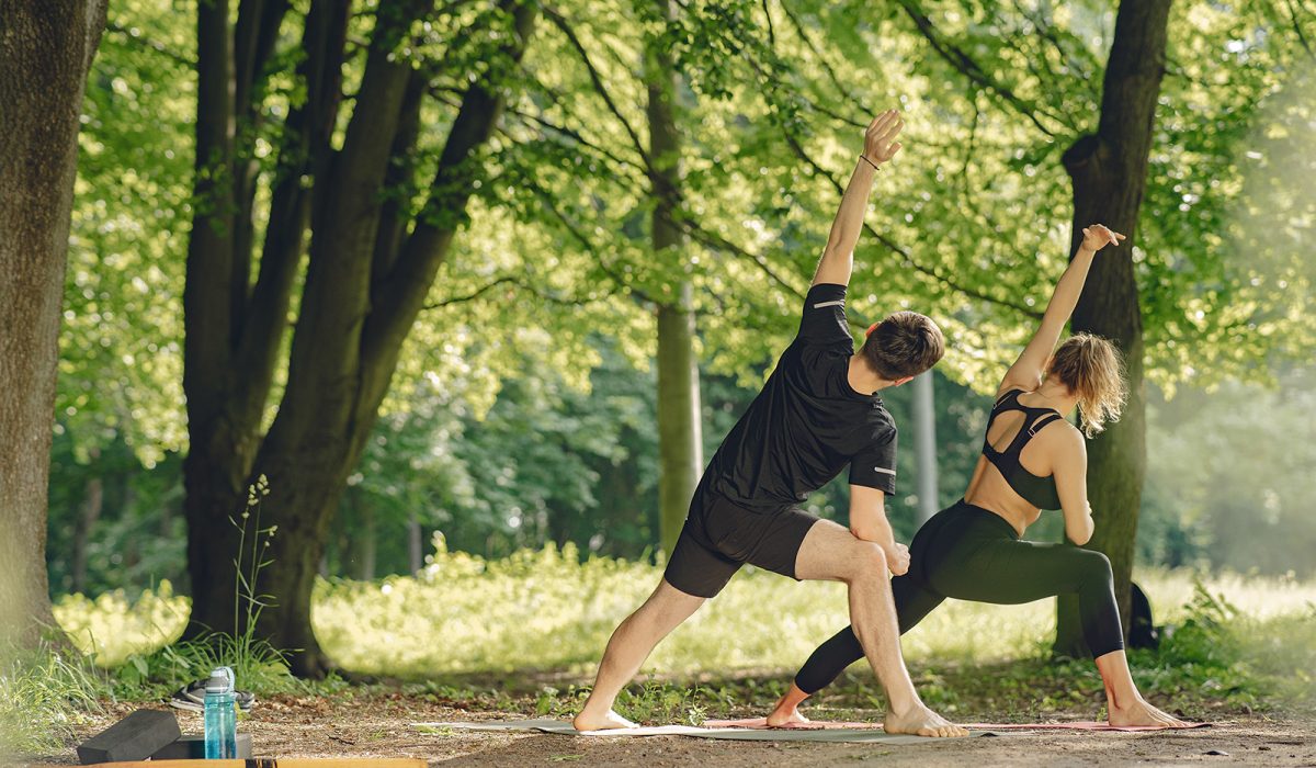 02-joven-pareja-deportiva-haciendo-yoga-fitness-personas-parque-verano