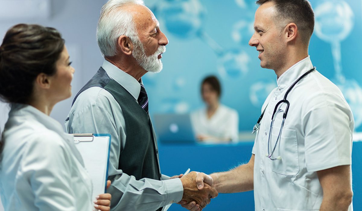 feliz-hombre-negocios-alto-nivel-medico-masculino-saludando-pasillo-clinica